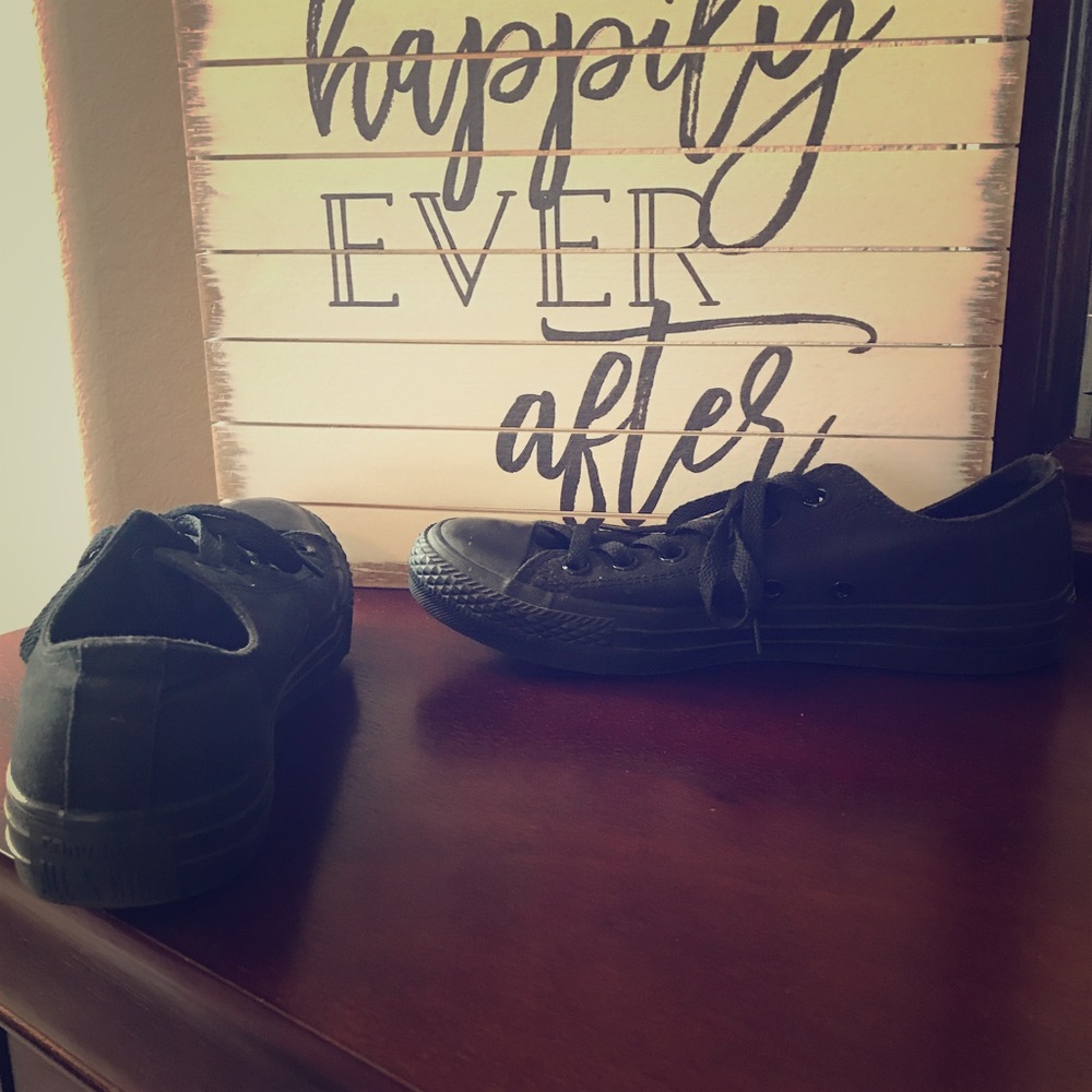 Converse All Black low top sneaker